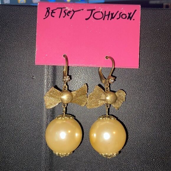 Betsey Johnson Dangling Pearl Bow Earrings New - Picture 1 of 6